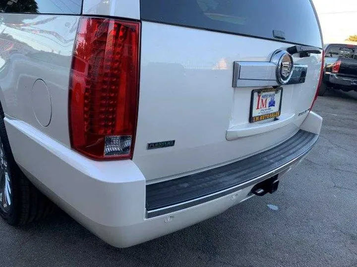 WHITE PEARL, 2011 CADILLAC ESCALADE ESV Image 184