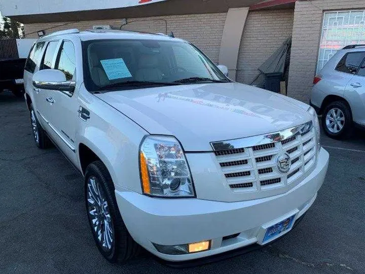 WHITE PEARL, 2011 CADILLAC ESCALADE ESV Image 192