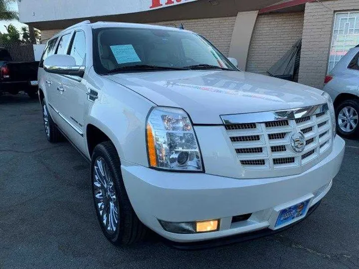 WHITE PEARL, 2011 CADILLAC ESCALADE ESV Image 193