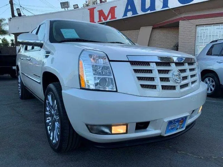 WHITE PEARL, 2011 CADILLAC ESCALADE ESV Image 194