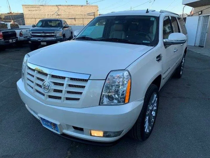 WHITE PEARL, 2011 CADILLAC ESCALADE ESV Image 195