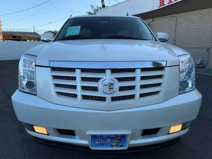 WHITE PEARL, 2011 CADILLAC ESCALADE ESV Image 200