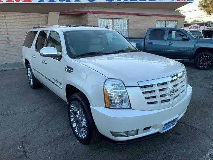 WHITE PEARL, 2011 CADILLAC ESCALADE ESV Image 1