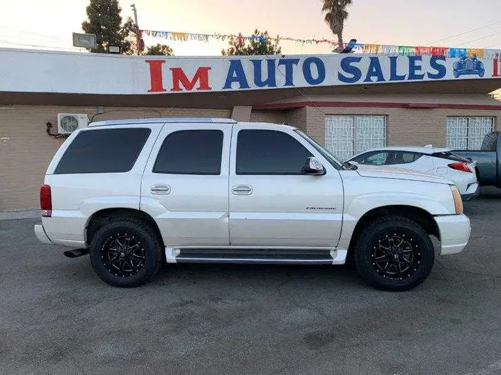 WHITE, 2004 CADILLAC ESCALADE Image 16