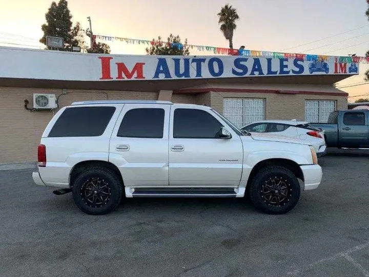 WHITE, 2004 CADILLAC ESCALADE Image 17