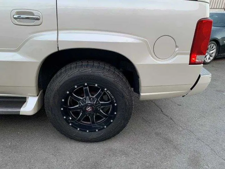 WHITE, 2004 CADILLAC ESCALADE Image 50