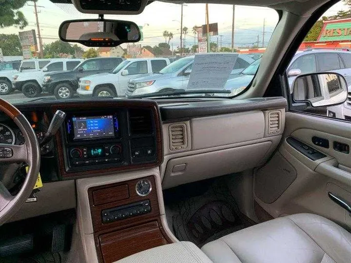 WHITE, 2004 CADILLAC ESCALADE Image 97