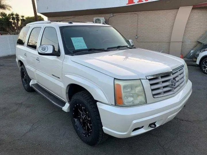 WHITE, 2004 CADILLAC ESCALADE Image 1