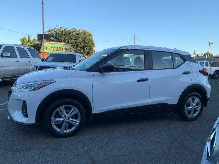 WHITE, 2021 NISSAN KICKS Image 19