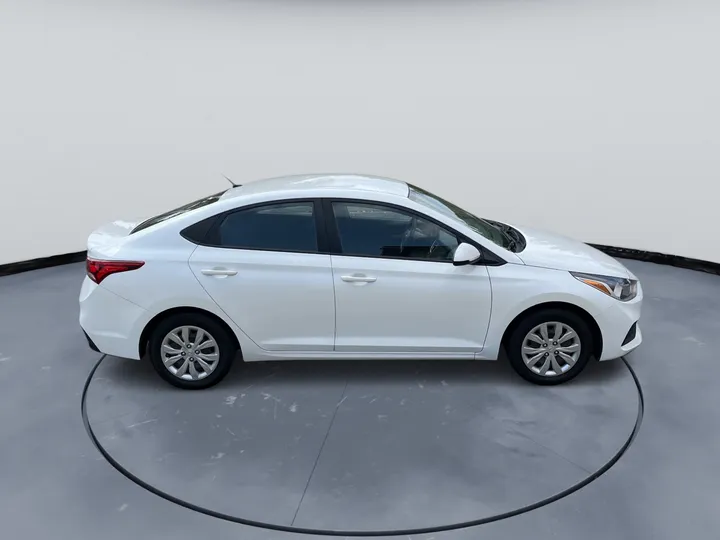 WHITE, 2020 HYUNDAI ACCENT Image 3