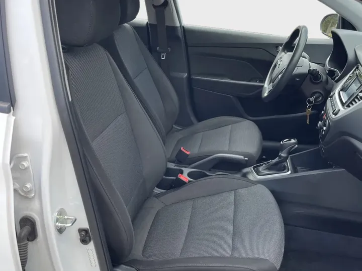 WHITE, 2020 HYUNDAI ACCENT Image 8