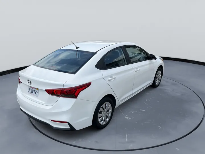 WHITE, 2020 HYUNDAI ACCENT Image 4