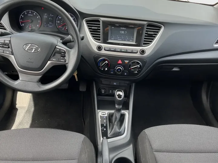 WHITE, 2020 HYUNDAI ACCENT Image 7