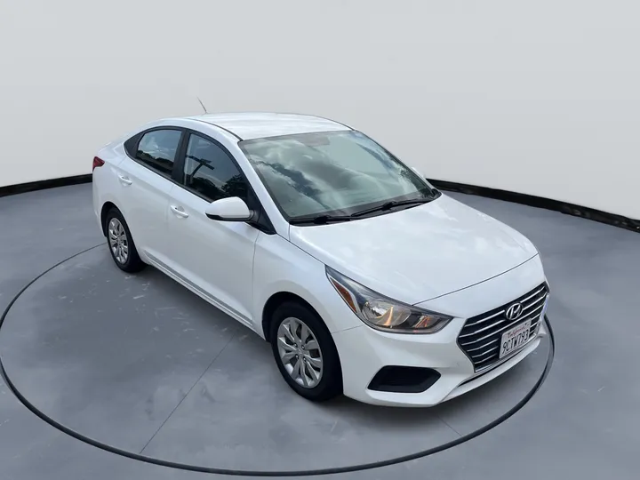 WHITE, 2020 HYUNDAI ACCENT Image 2