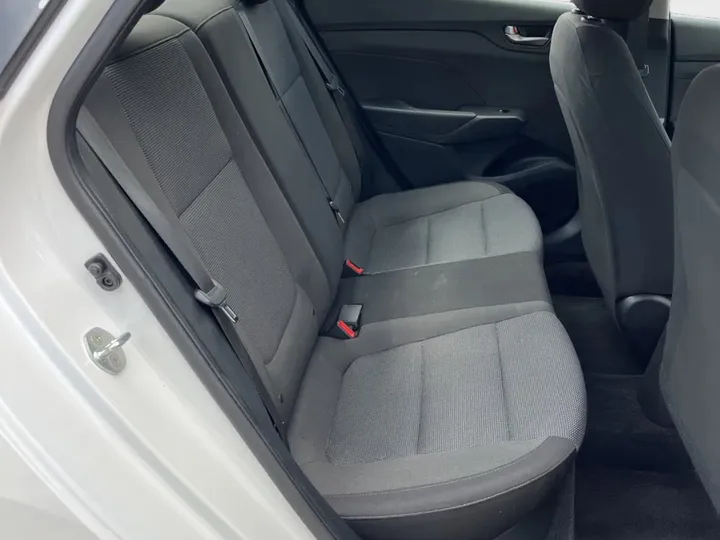 WHITE, 2020 HYUNDAI ACCENT Image 9