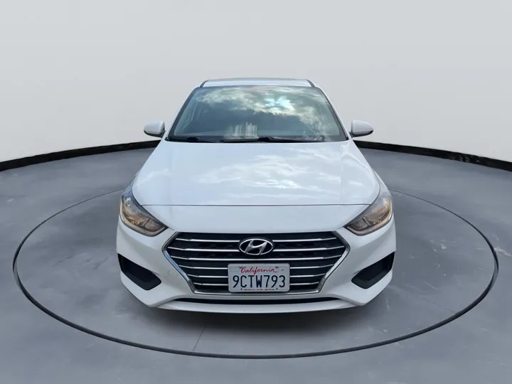 WHITE, 2020 HYUNDAI ACCENT Image 10