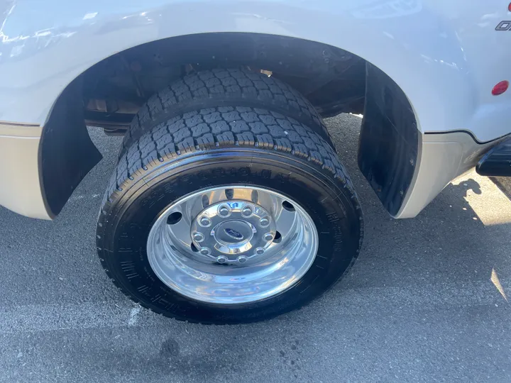 WHITE, 2008 FORD F450 SUPER DUTY CREW CAB Image 28