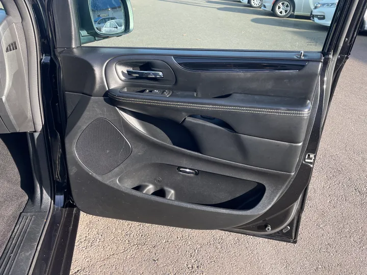 BLACK, 2017 DODGE GRAND CARAVAN PASSENGER Image 17