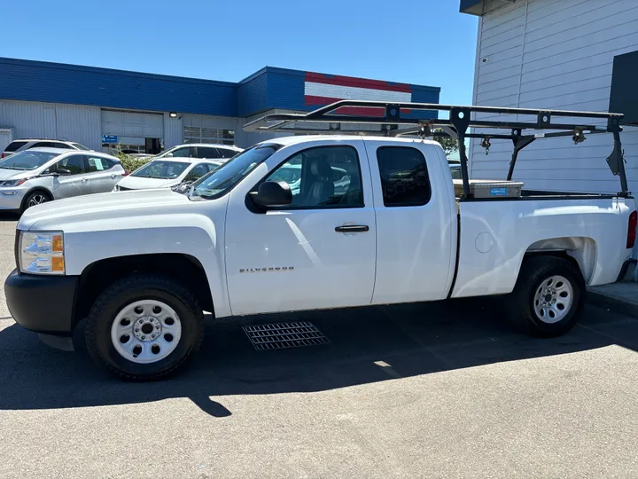 WHITE, 2013 CHEVROLET SILVERADO 1500 EXTENDED CAB Image 4