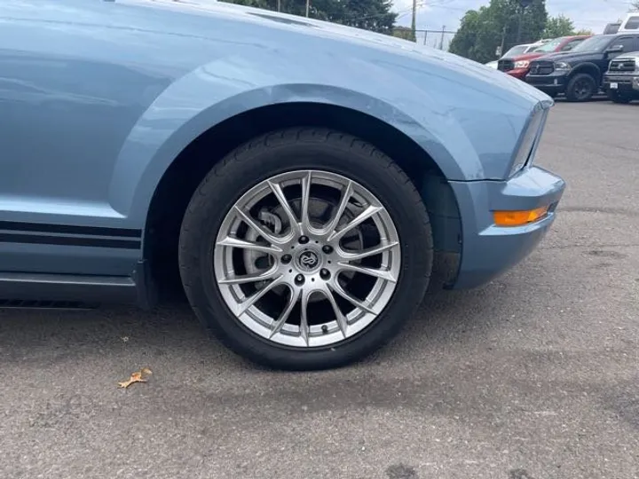 BLUE, 2005 FORD MUSTANG Image 16