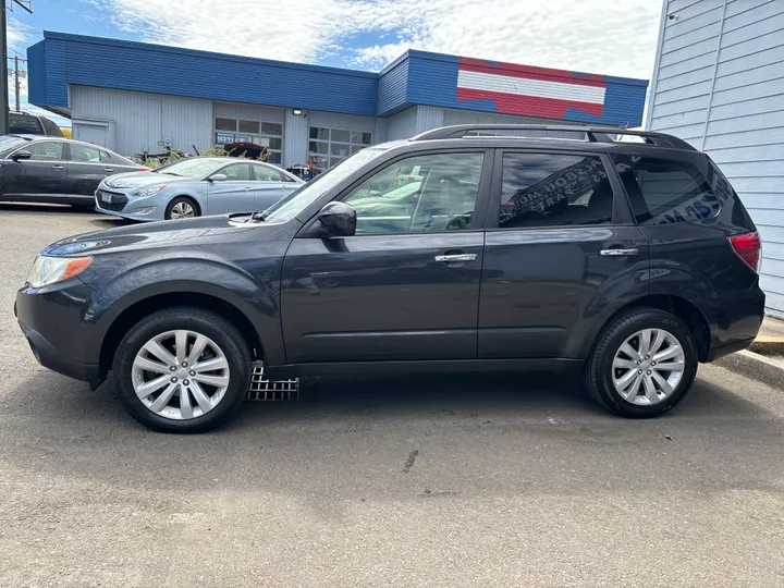 GRAY, 2013 SUBARU FORESTER Image 4