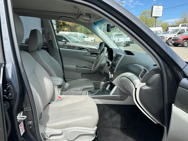 GRAY, 2013 SUBARU FORESTER Image 24