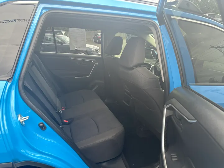 BLUE, 2020 TOYOTA RAV4 Image 18