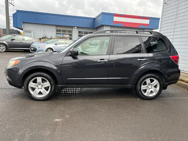 GRAY, 2010 SUBARU FORESTER Image 4