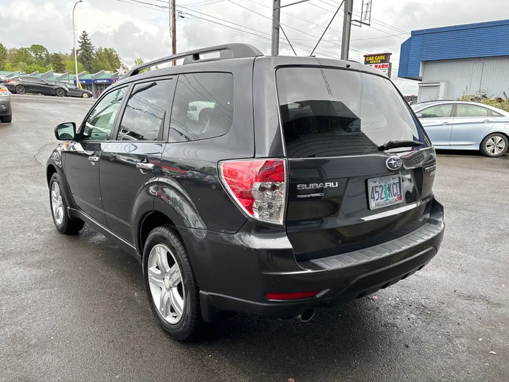 GRAY, 2010 SUBARU FORESTER Image 5