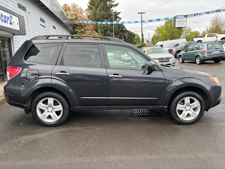 GRAY, 2010 SUBARU FORESTER Image 7