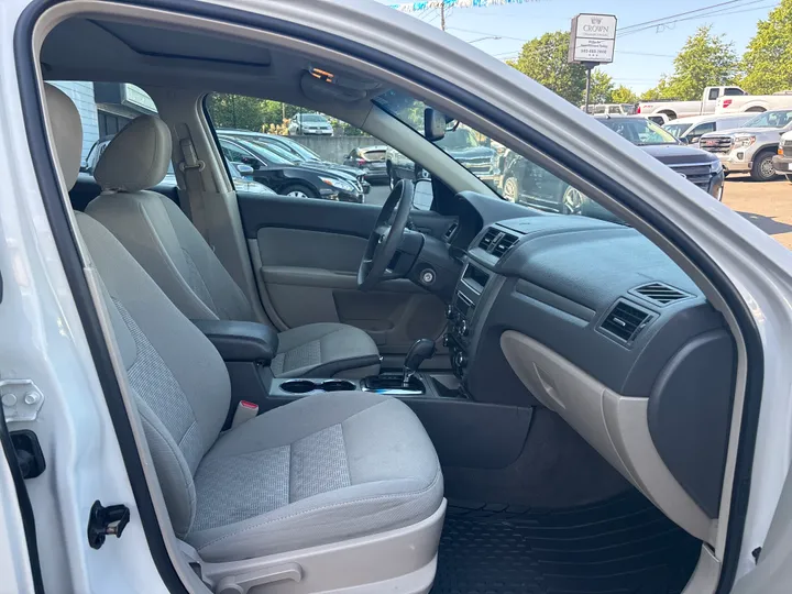 WHITE, 2010 FORD FUSION Image 19