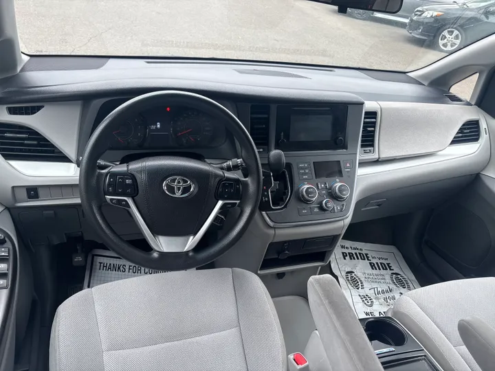 SILVER, 2017 TOYOTA SIENNA Image 14