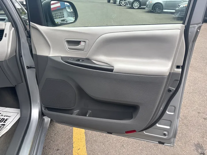 SILVER, 2017 TOYOTA SIENNA Image 19