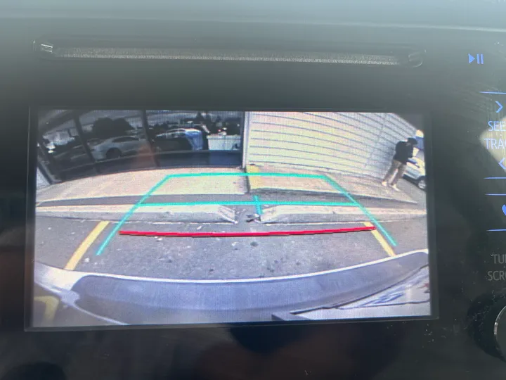 SILVER, 2017 TOYOTA SIENNA Image 24