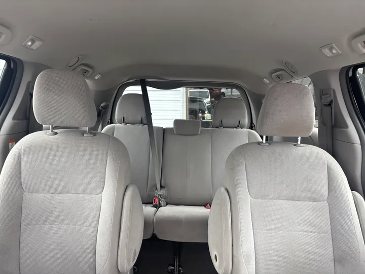 SILVER, 2017 TOYOTA SIENNA Image 26
