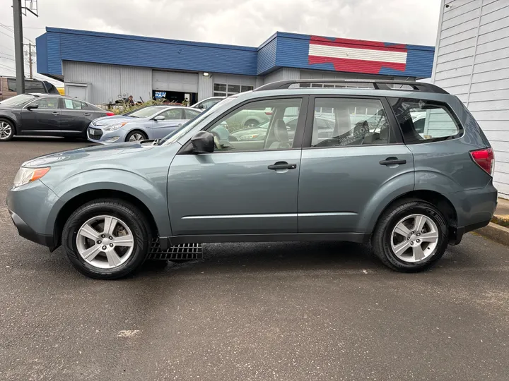 BLUE, 2013 SUBARU FORESTER Image 4