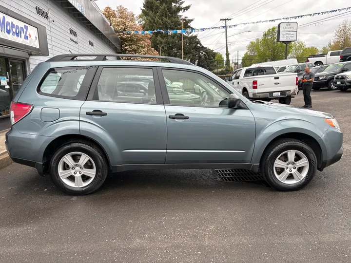 BLUE, 2013 SUBARU FORESTER Image 8