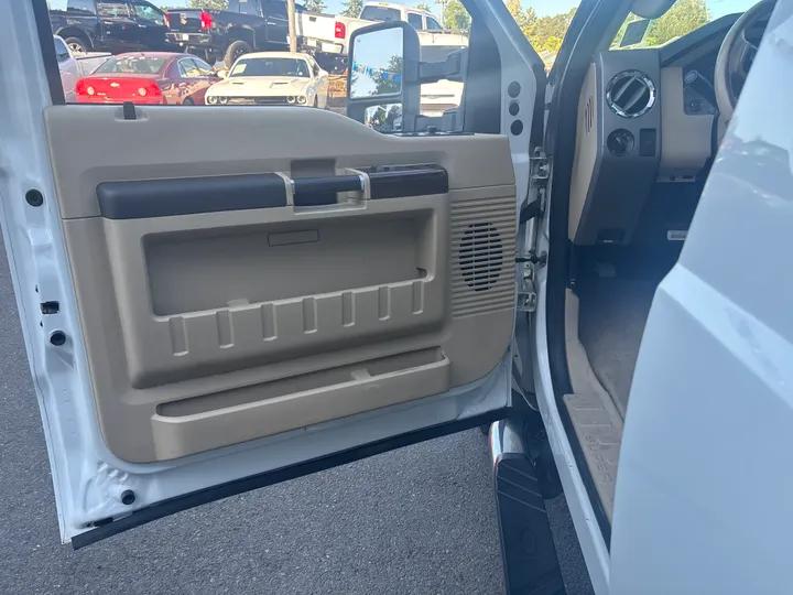 WHITE, 2009 FORD F350 SUPER DUTY CREW CAB Image 13
