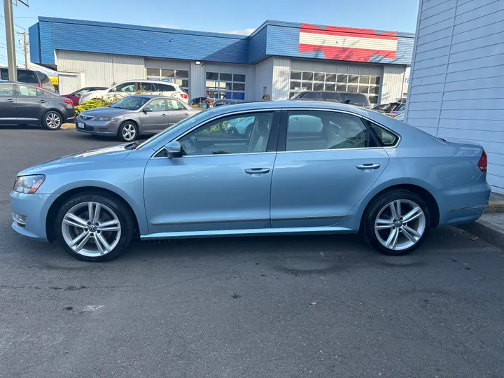 BLUE, 2013 VOLKSWAGEN PASSAT Image 4