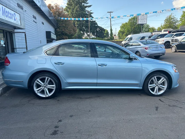 BLUE, 2013 VOLKSWAGEN PASSAT Image 8