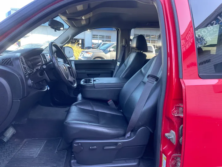 RED, 2013 CHEVROLET SILVERADO 1500 CREW CAB Image 9