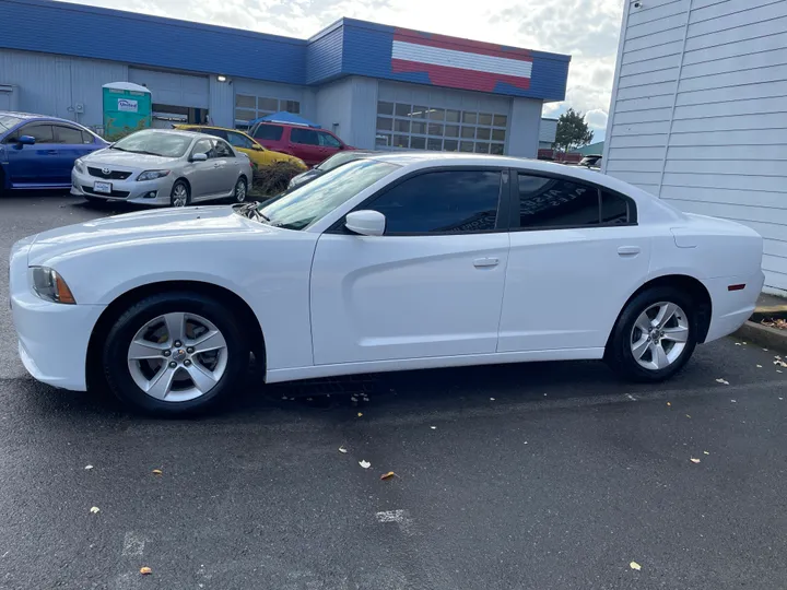 WHITE, 2013 DODGE CHARGER Image 4