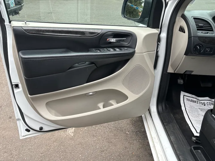 WHITE, 2016 DODGE GRAND CARAVAN PASSENGER Image 9