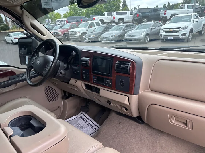 WHITE, 2005 FORD F350 Image 21