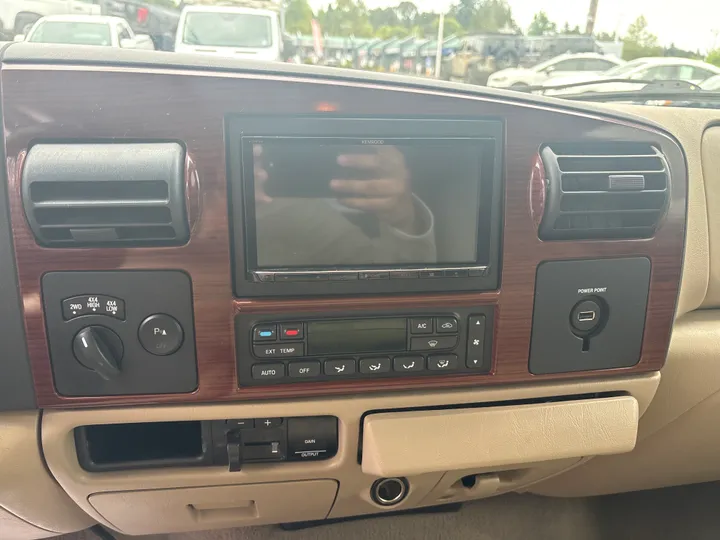 WHITE, 2005 FORD F350 Image 23