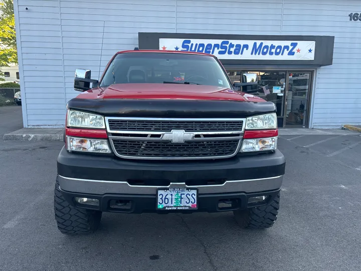 RED, 2005 CHEVROLET SILVERADO 2500 HD CREW CAB Image 2