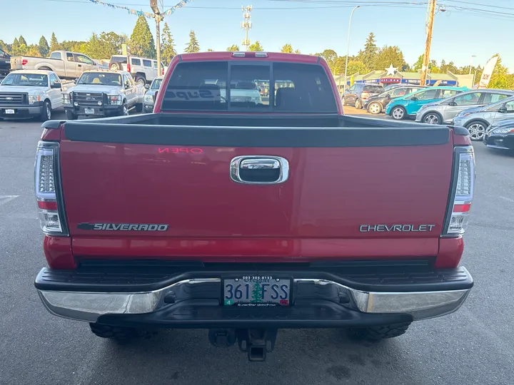 RED, 2005 CHEVROLET SILVERADO 2500 HD CREW CAB Image 6