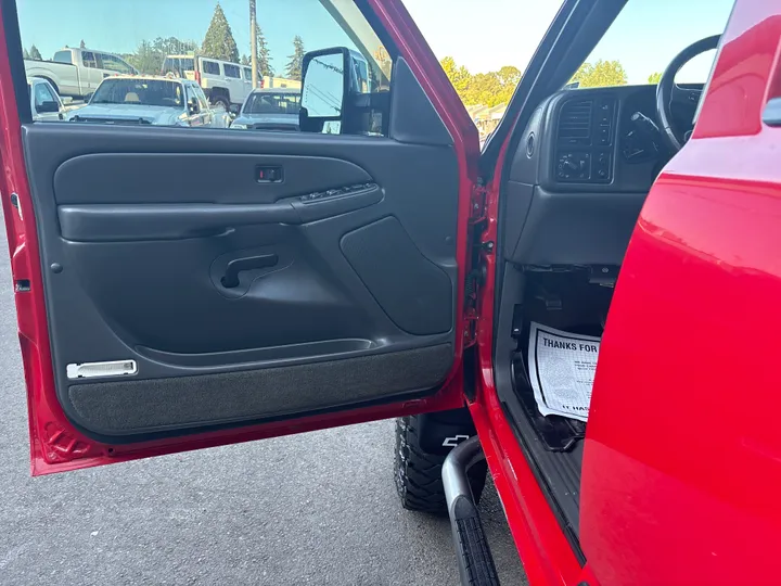 RED, 2005 CHEVROLET SILVERADO 2500 HD CREW CAB Image 10