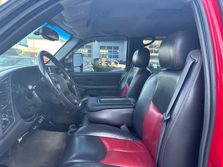 RED, 2005 CHEVROLET SILVERADO 2500 HD CREW CAB Image 11