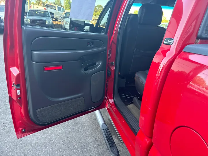 RED, 2005 CHEVROLET SILVERADO 2500 HD CREW CAB Image 13